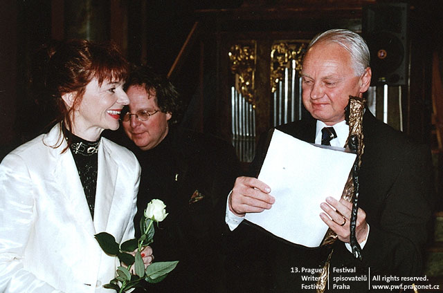 Pedvn ceny: Prvn cenu Ryte kultury 2003 pevzal v sobotu 5. dubna, v Zrcadlov sni Klementina, prezident SA a.s. pan Miroslav Kla